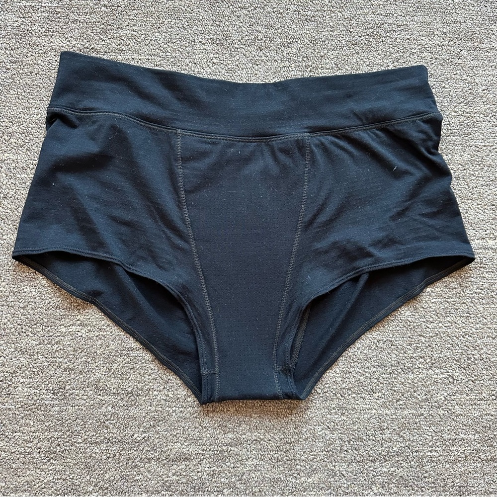 Aisle Base Shorty in black, size large